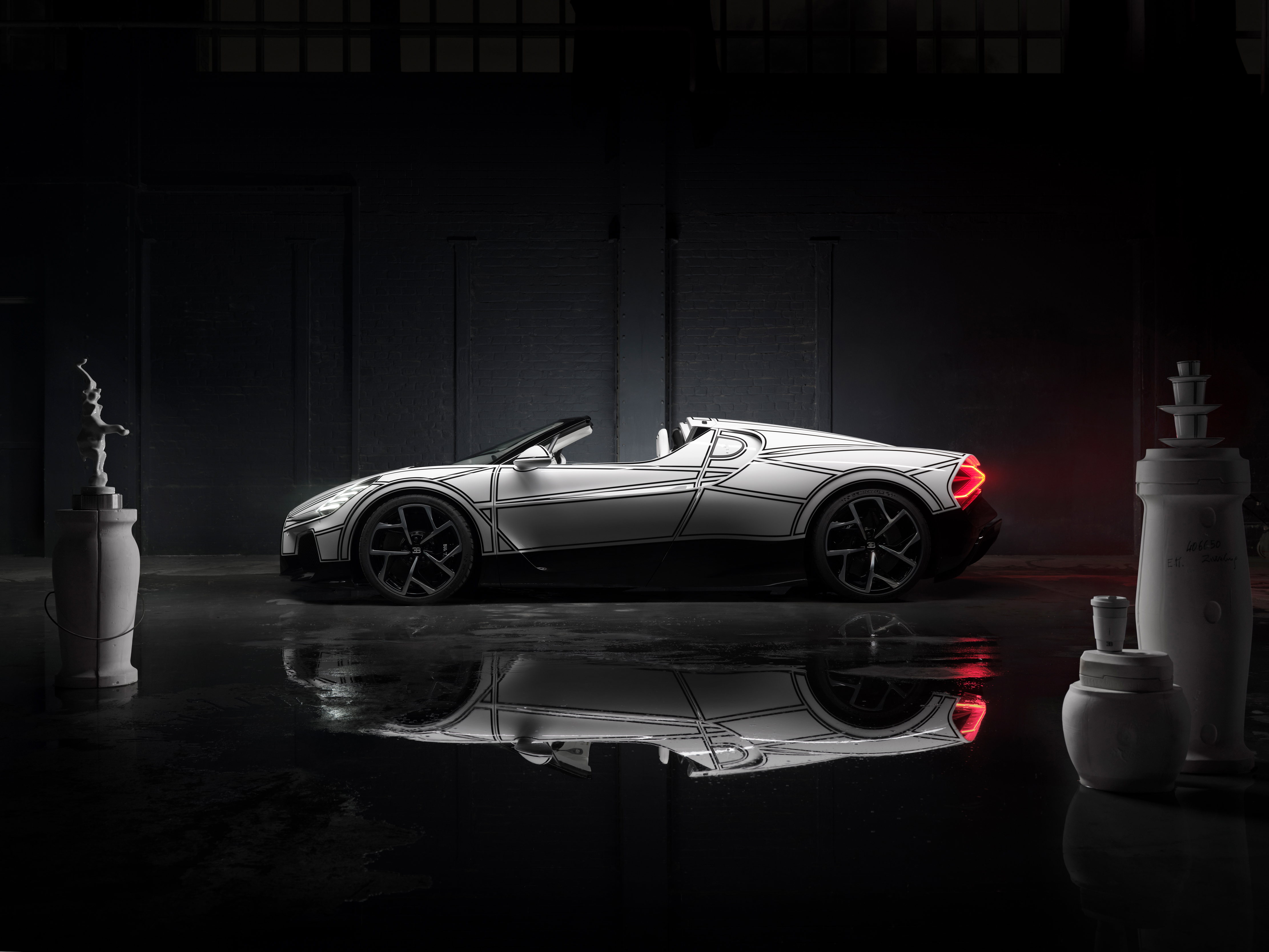 The W16 Mistral “Blanc Éternel” combines the precision of digital design with the craftsmanship and porcelain expertise of KPM Berlin.